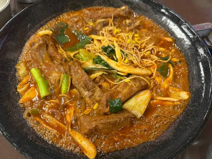 등갈비와 함께 나온 각종 채소와 양념