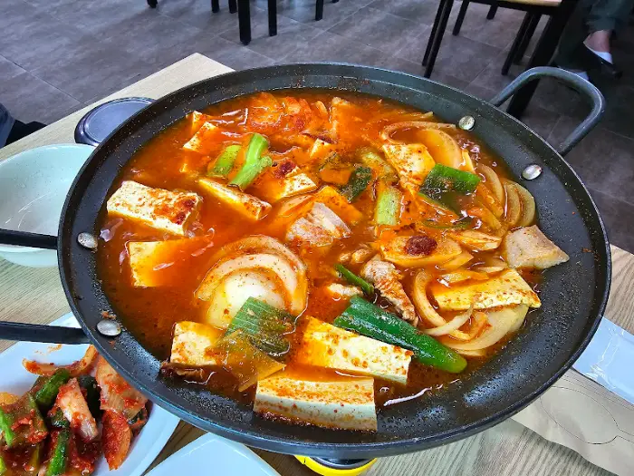 끓고 있는 김치전골