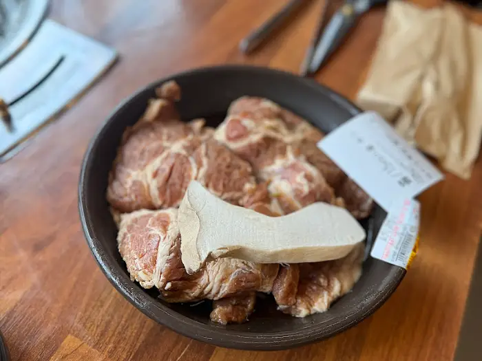 신선한 우대갈비와 버섯이 담긴 볼