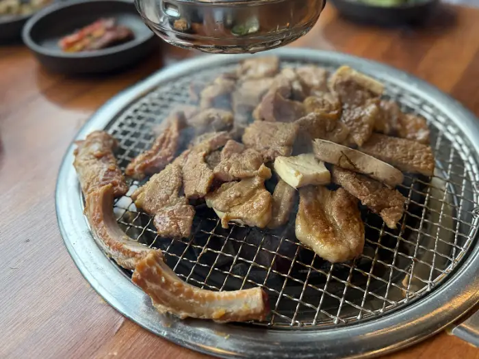 숯불 위에서 맛있게 익어가고 있는 우대갈비