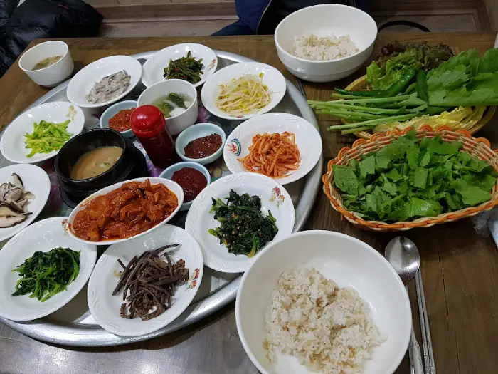 정갈하게 차려진 보리밥 정식