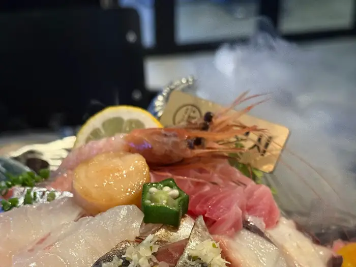 연기 뿜는 숙성회 플레이팅