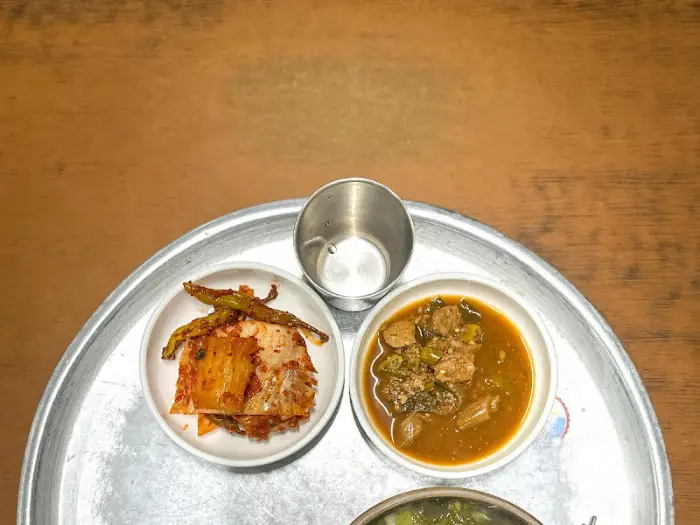 김치와 강된장, 그리고 작은 컵이 놓여 있는 모습