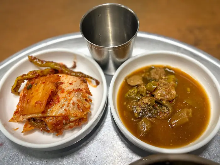 김치와 강된장, 그리고 작은 컵이 놓여 있는 모습. 위 이미지와 유사하지만 구도가 조금 다르다.