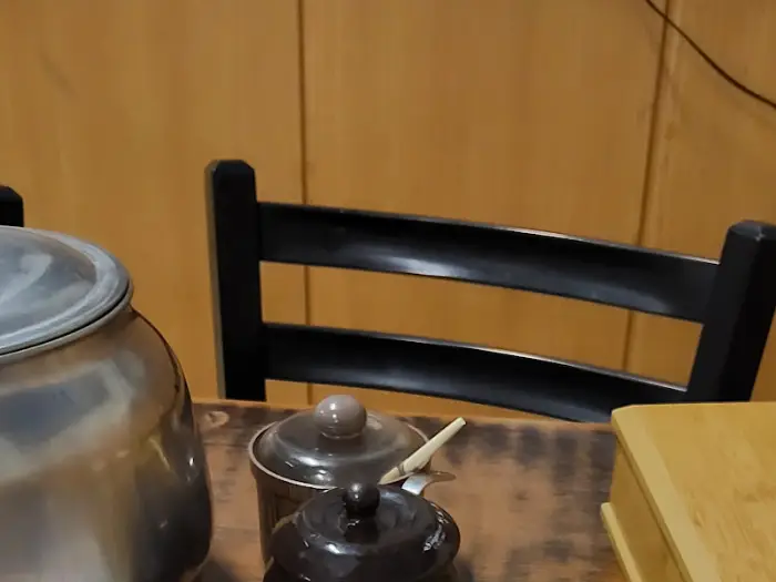 의성식당 테이블의 일부 모습, 컵과 젓가락 등이 놓여 있다.