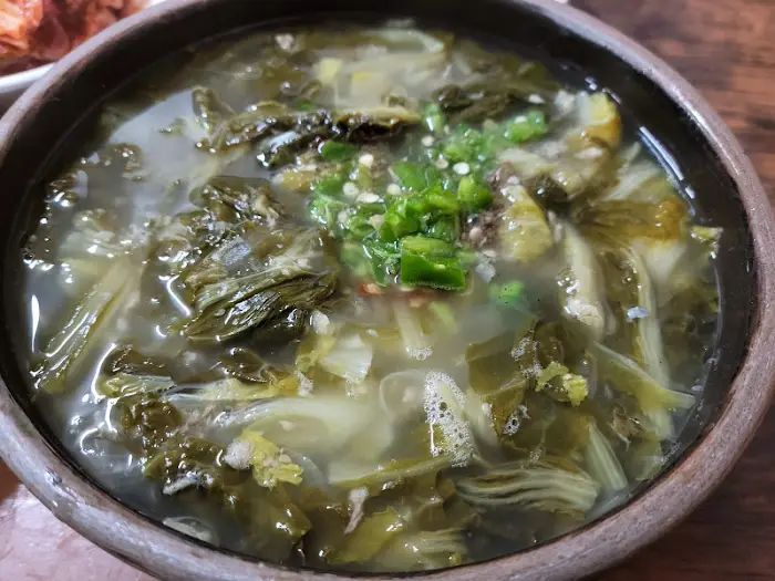추어탕 한 그릇의 모습, 시래기가 듬뿍 들어 있다.