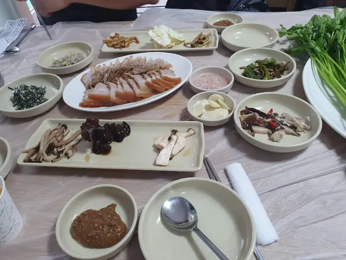 작은 접시에 담긴 젓갈과 양념장