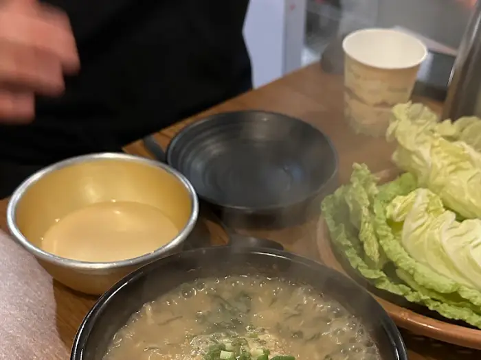 뽀얗고 진한 국물의 제주고기국수