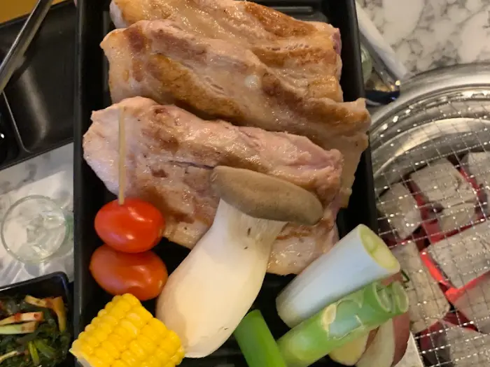 먹기 좋게 잘려서 숯불 위에서 구워지고 있는 돼지고기 조각들