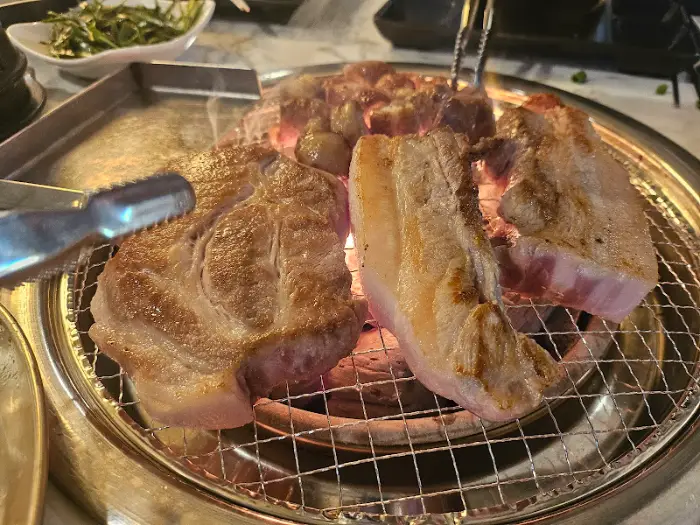 잘 구워진 돼지막창이 접시에 담겨 있습니다.