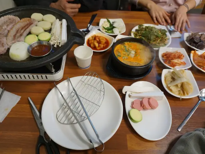 다양한 메뉴가 함께 나온 상차림