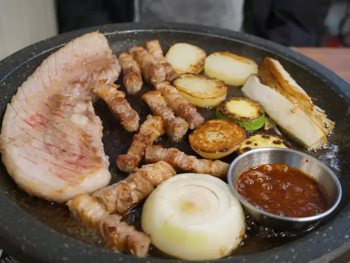 구이용 고기와 떡볶이, 순대