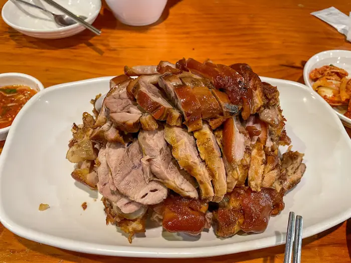 족발의 다양한 부위와 껍데기, 살코기의 조화