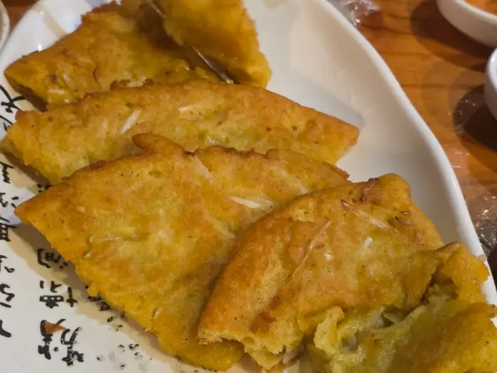 노릇하게 부쳐진 녹두전