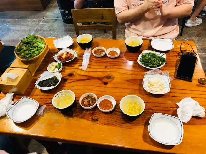 광장 족발 내부 테이블 세팅 모습