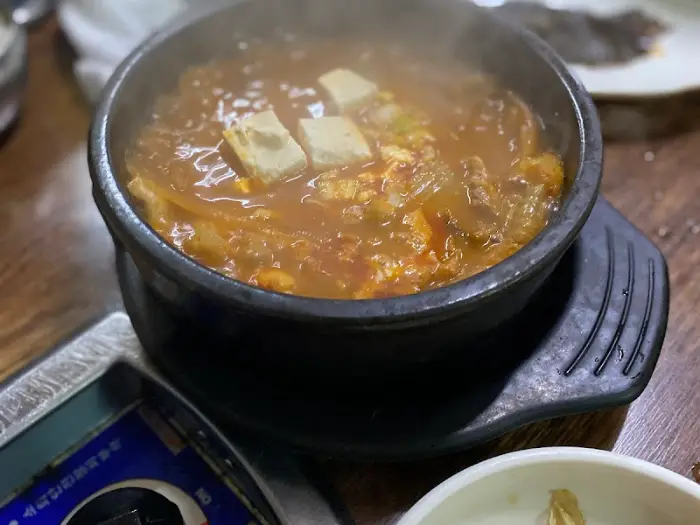 솥뚜껑 삼겹살 위에 올려진 다양한 재료들