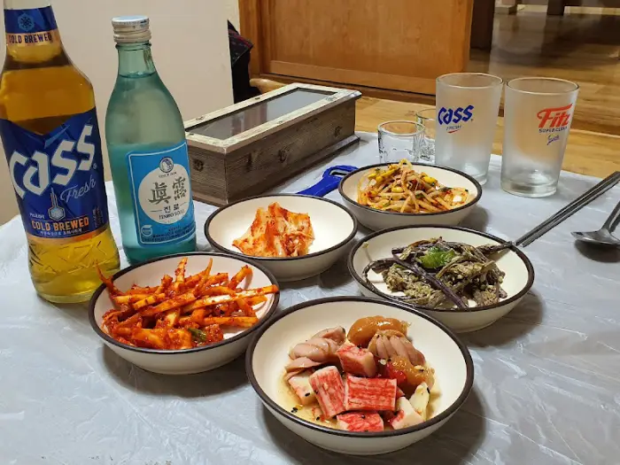 두루치기, 김치, 막걸리 등이 놓인 식탁 모습