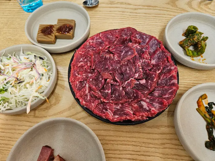 뭉티기 한 점과 곁들여 먹는 반찬