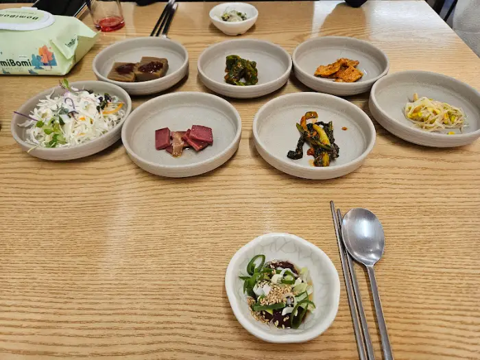 여러 가지 음식으로 채워진 식탁