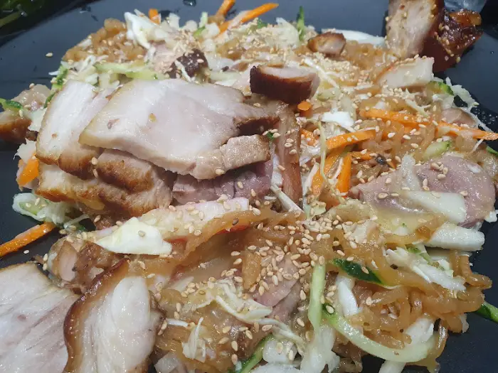 다양한 채소와 곁들여 먹는 족발