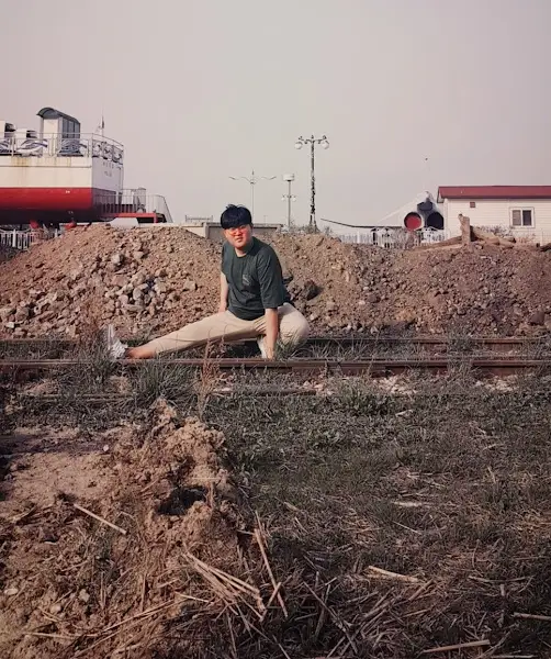 레일 위에서 포즈를 취한 사람