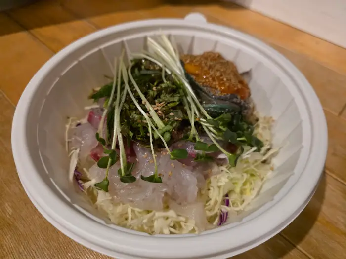 물회 속 다채로운 해산물과 야채