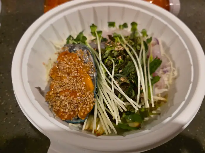 푸짐하게 담긴 회와 물회 구성