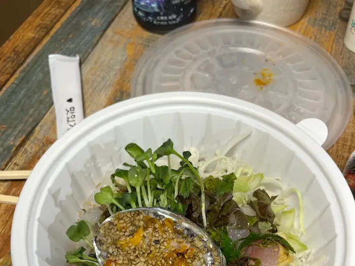 깔끔하게 포장된 회와 곁들임 찬