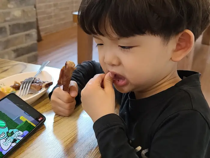 다양한 밑반찬이 차려진 모습