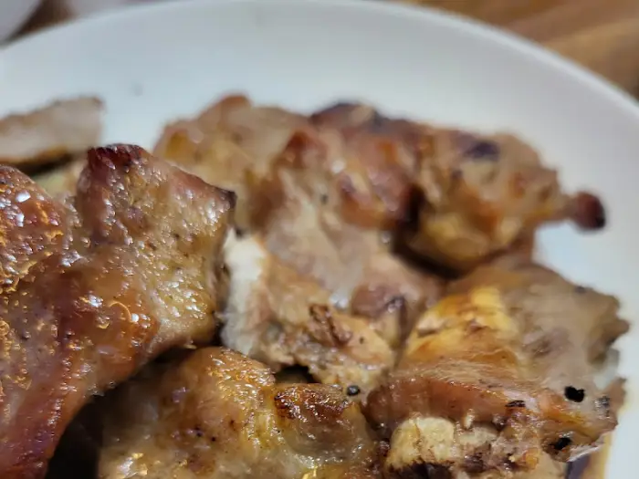 잘 구워진 돼지갈비 클로즈업