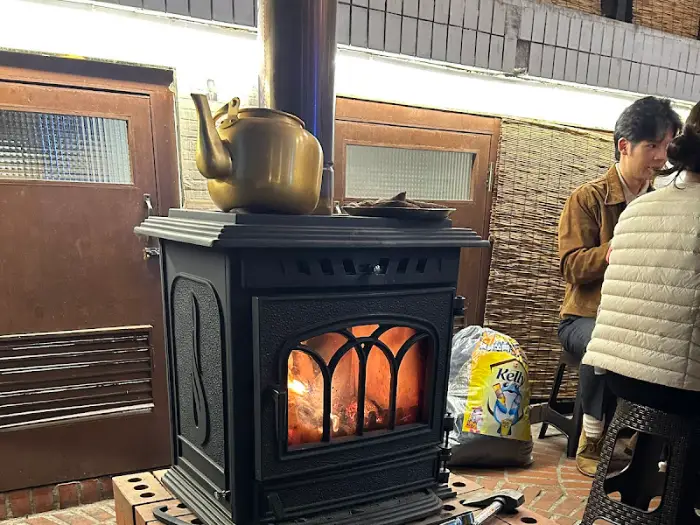 장작난로에 불이 타고 있는 모습