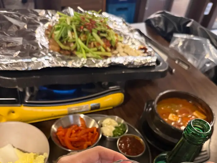 철판 위에서 익어가는 삼겹살과 파절이