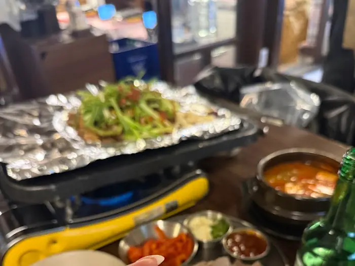 파절이 삼겹살을 쌈으로 싸 먹는 모습