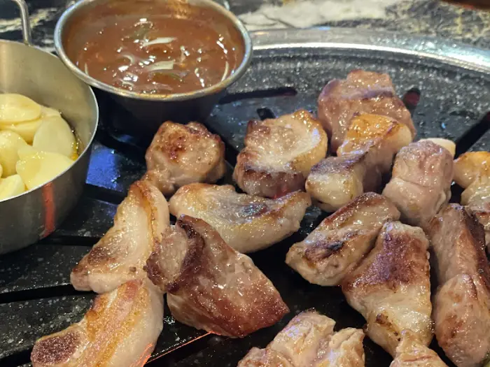 불판에서 익어가는 고기