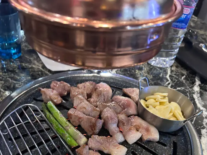 익고 있는 고기와 멜젓