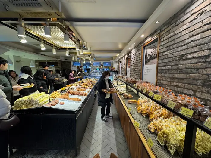 고려당 내부 빵 진열대