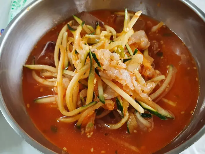 물회 국수 곁들임 컷