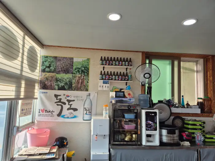 식당 내부의 모습, 선반에 놓인 술병들과 메뉴판