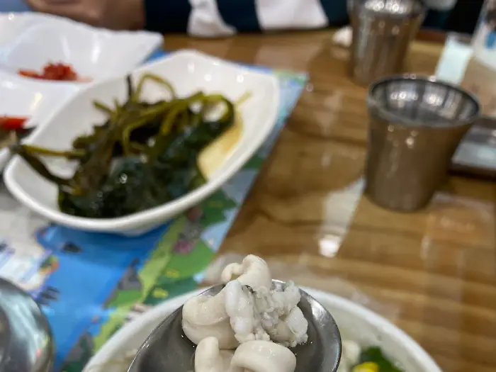 숟가락에 담긴 오징어 내장 조각들