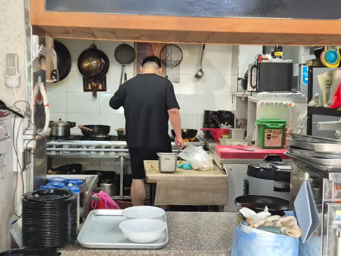 주방에서 요리하는 모습