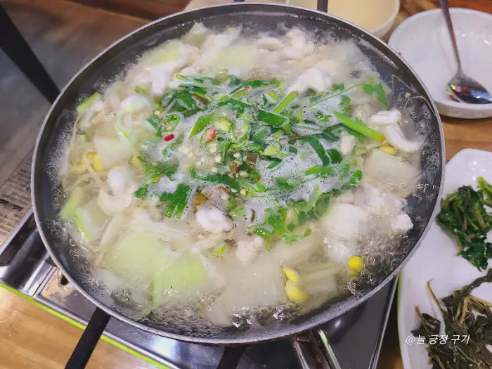 끓고 있는 오징어 내장탕 클로즈업