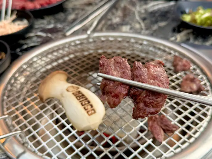 숯불 위에서 구워지고 있는 소고기