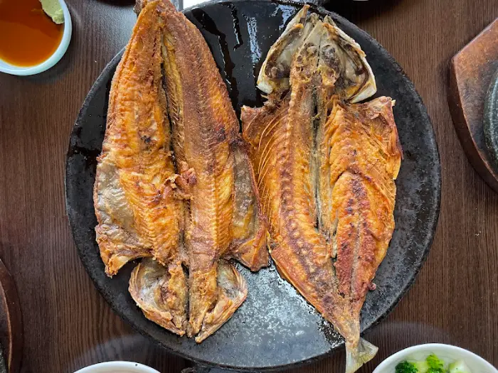 다양한 생선구이 한 접시