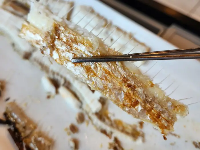 갈치구이의 뼈만 남은 모습