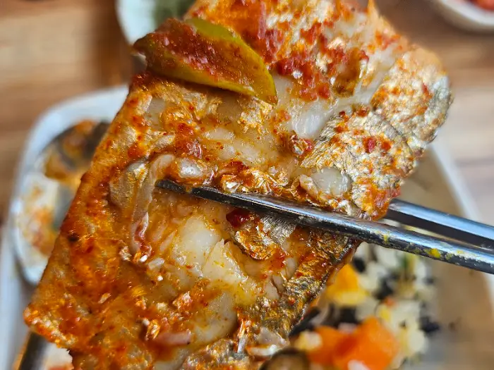 갈치조림에 푹 담긴 갈치살 한 점