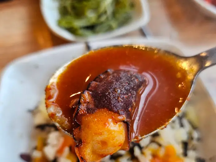 숟가락에 담긴 갈치조림 국물과 밥