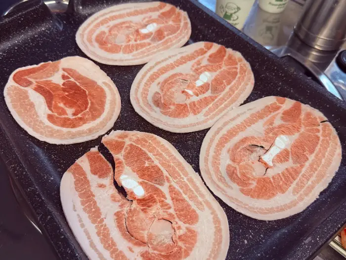 두께감 있는 급랭 삼겹살