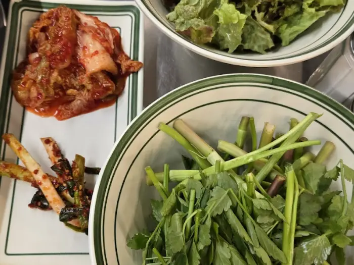 다양한 곁들임 채소와 김치, 파김치