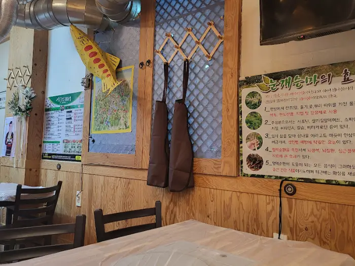 식당 벽면에 붙은 메뉴 설명 포스터