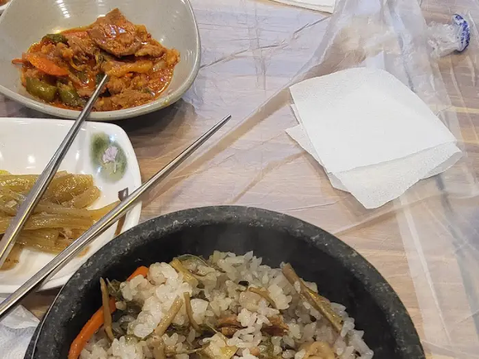 돌솥밥과 나물 반찬